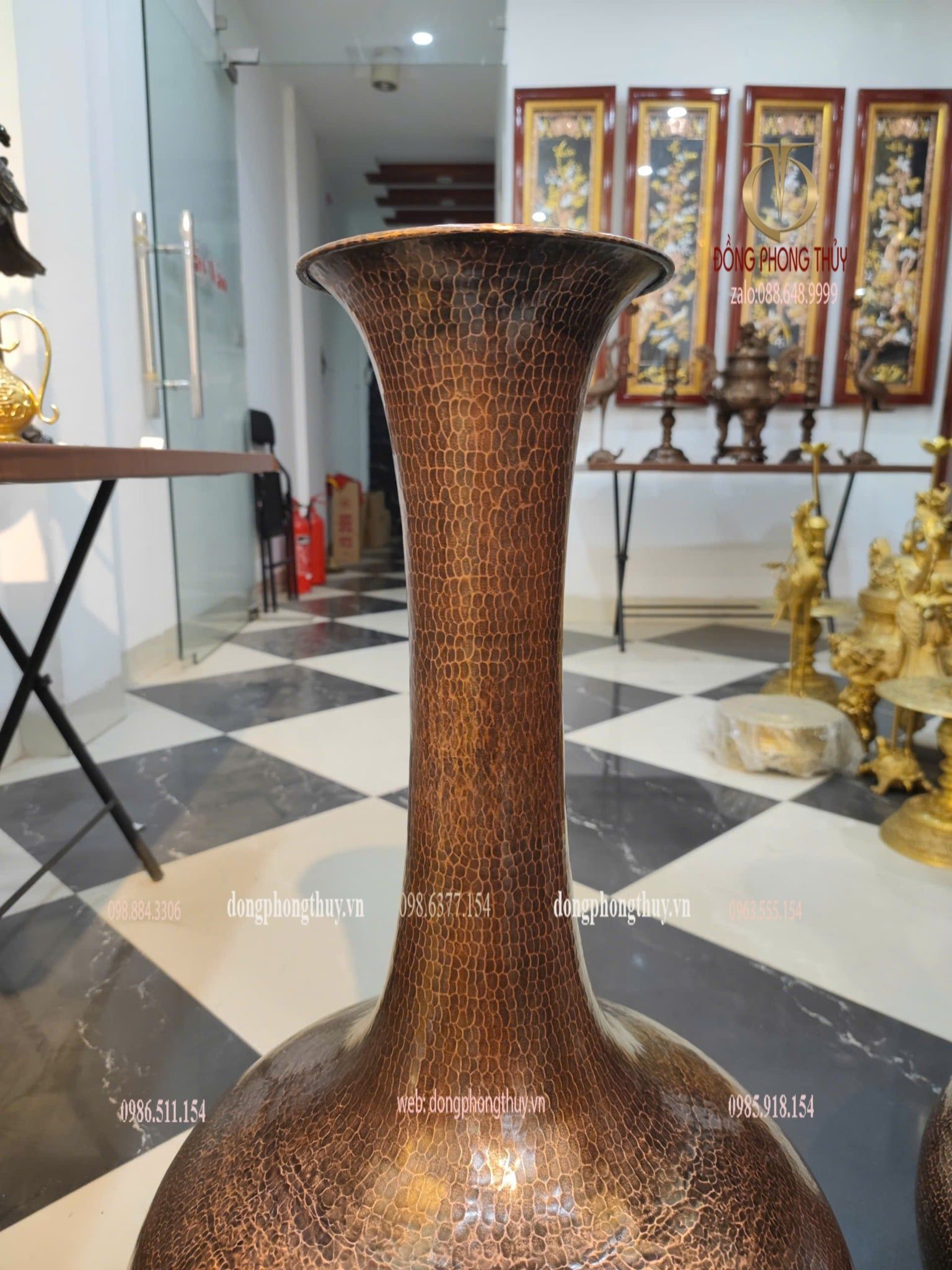Đôi lọ hoa bằng đồng đỏ gò thủ công cao 81cm
