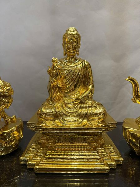 Tượng phật Thích Ca bằng đồng dát vàng