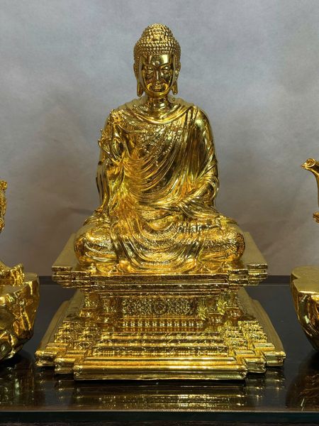 Tượng phật Thích Ca bằng đồng dát vàng