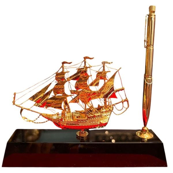 Quà tặng doanh nghiệp: Bút ký + Mô hình thuyền buồm mạ vàng 24k