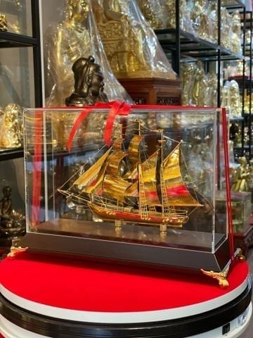 Mô hình thuyền buồm mạ vàng 24k