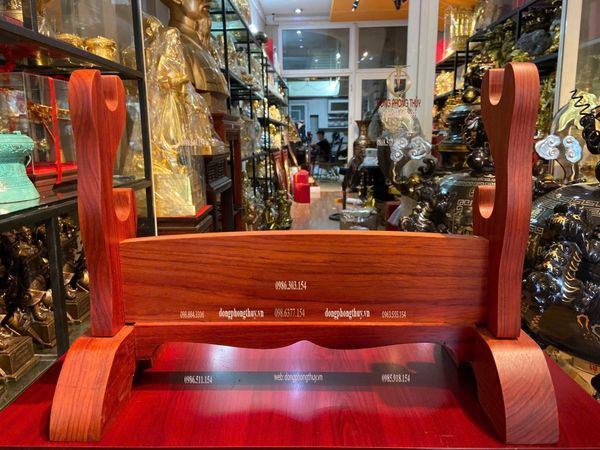 KỆ ĐỠ KIẾM BẰNG GỖ Hương Đỏ