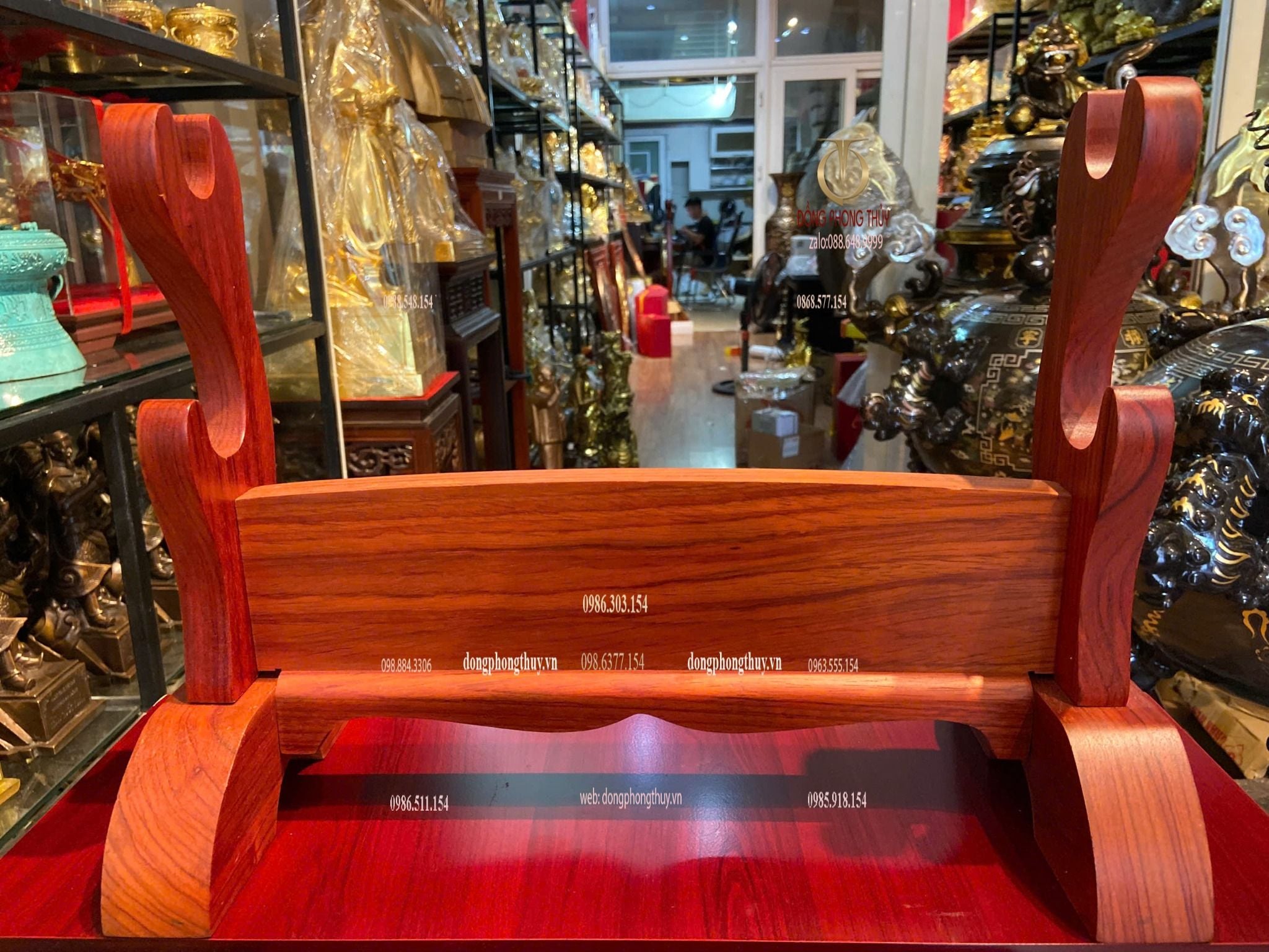 KỆ ĐỠ KIẾM BẰNG GỖ Hương Đỏ