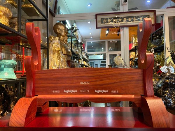 KỆ ĐỠ KIẾM BẰNG GỖ Hương Đỏ