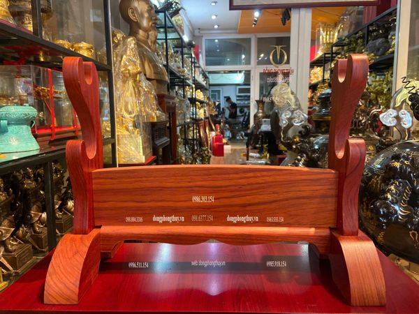 KỆ ĐỠ KIẾM BẰNG GỖ Hương Đỏ