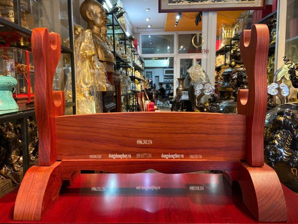 KỆ ĐỠ KIẾM BẰNG GỖ Hương Đỏ