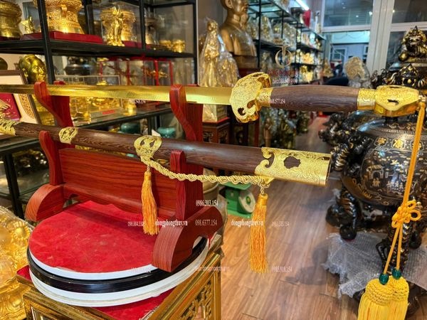 Kiếm phong thủy dát vàng