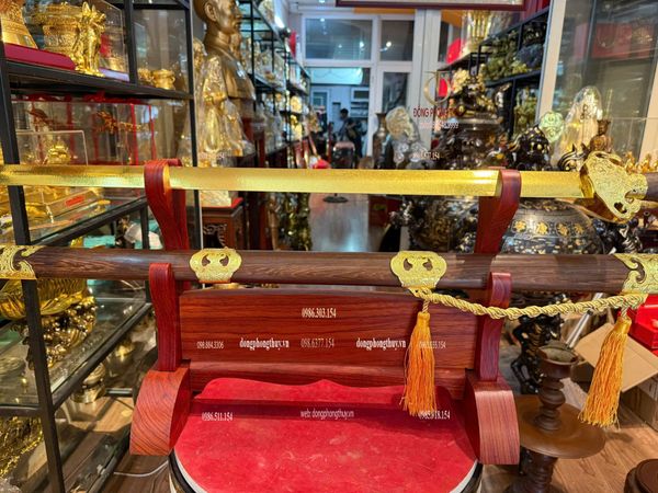 Kiếm phong thủy dát vàng