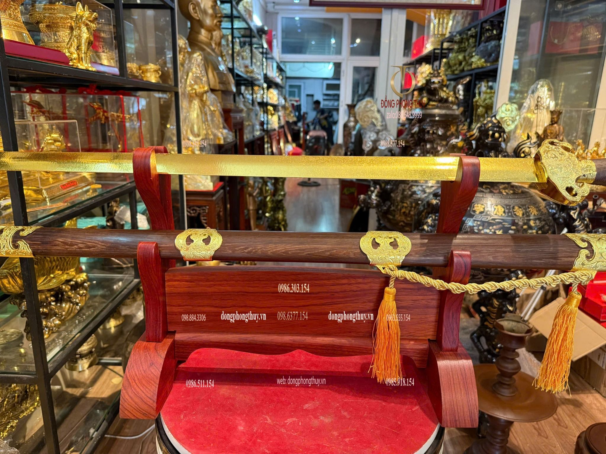 Kiếm phong thủy dát vàng