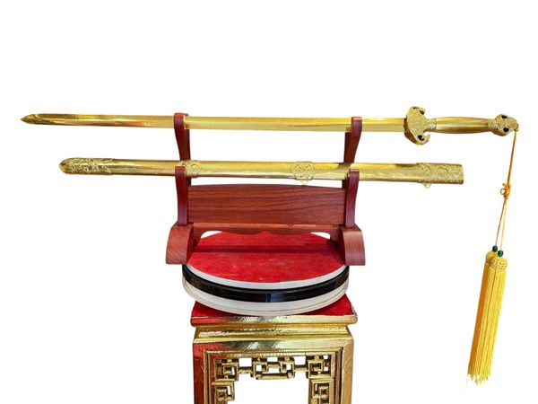 Kiếm phong thủy dát vàng