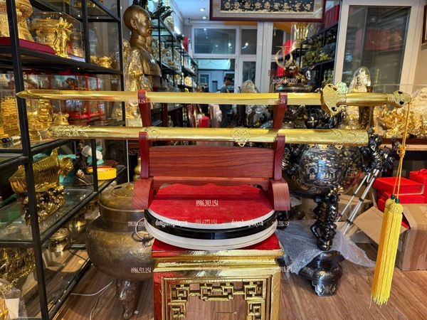 Kiếm phong thủy dát vàng