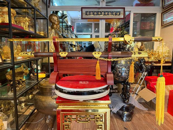 Kiếm phong thủy dát vàng