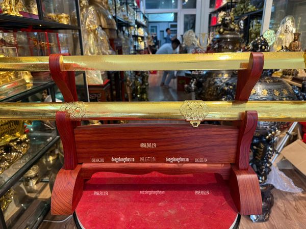 Kiếm phong thủy dát vàng