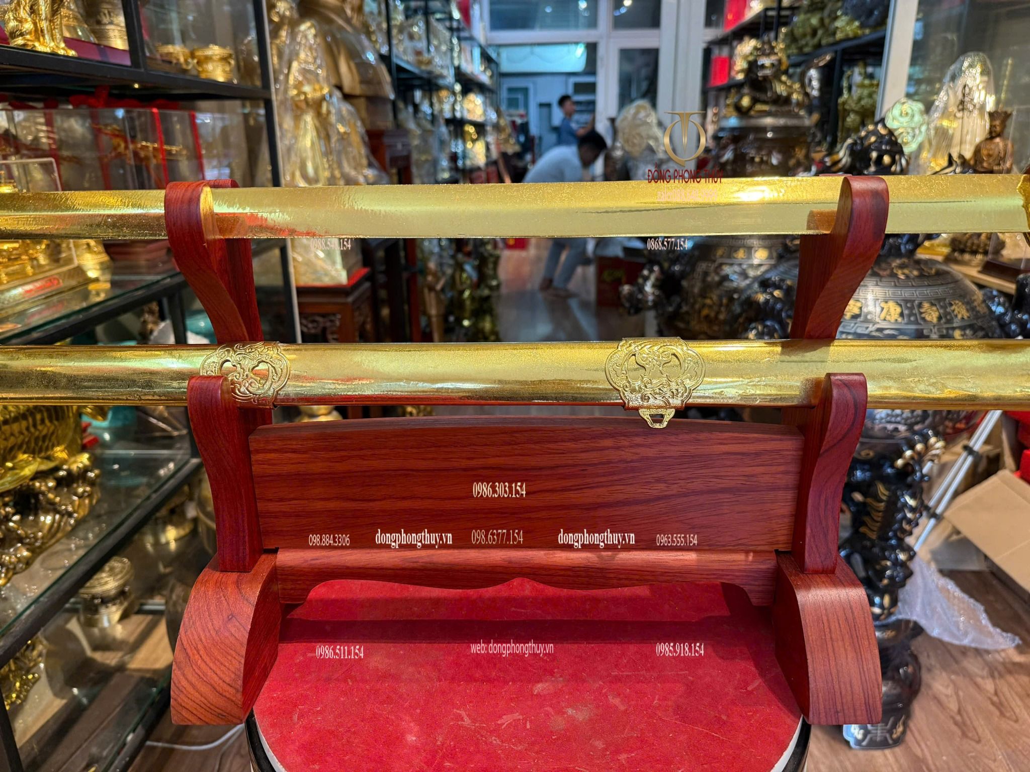 Kiếm phong thủy dát vàng