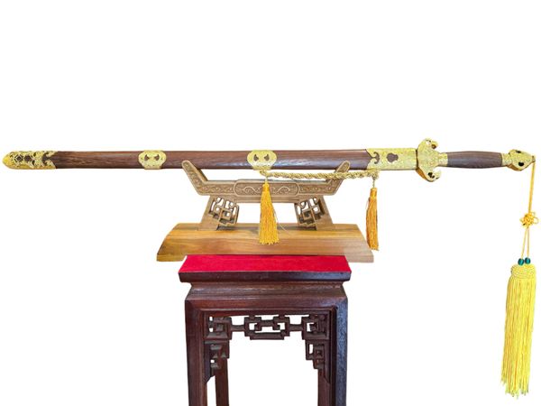 Kiếm phong thủy dát vàng