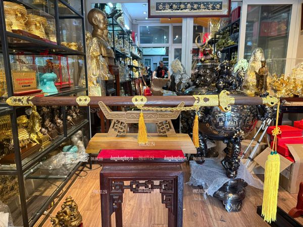 Kiếm phong thủy dát vàng