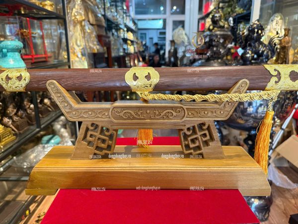 Kiếm phong thủy dát vàng