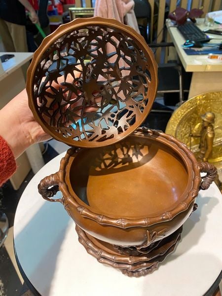 Lư đốt trầm kĩ tinh xảo màu patina ửng đỏ