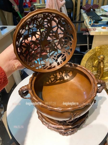 Lư đốt trầm kĩ tinh xảo màu patina ửng đỏ