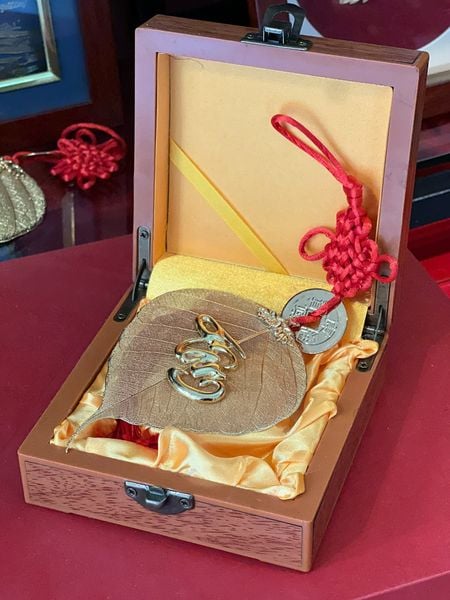 Lá bồ đề chữ Tâm bằng đồng mạ vàng 24k