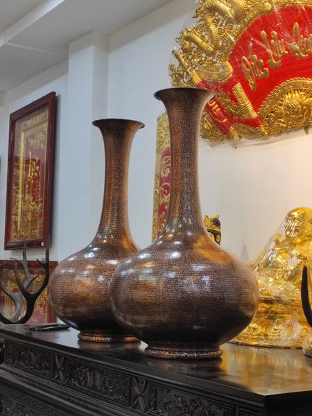 Đôi lọ hoa bằng đồng đỏ gò thủ công cao 81cm
