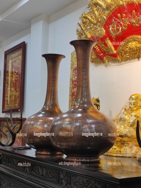 Đôi lọ hoa bằng đồng đỏ gò thủ công cao 81cm