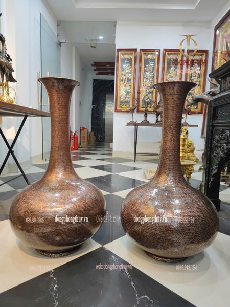 Đôi lọ hoa bằng đồng đỏ gò thủ công cao 81cm