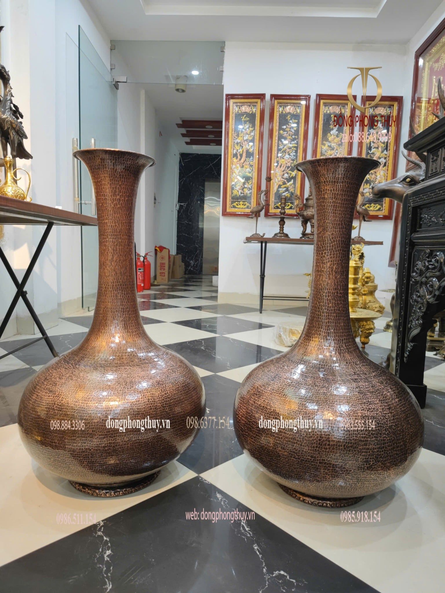 Đôi lọ hoa bằng đồng đỏ gò thủ công cao 81cm