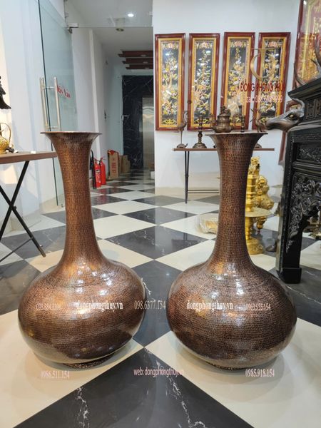 Đôi lọ hoa bằng đồng đỏ gò thủ công cao 81cm