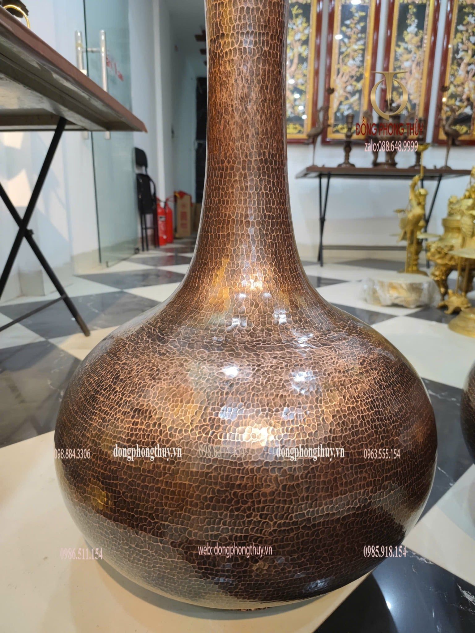 Đôi lọ hoa bằng đồng đỏ gò thủ công cao 81cm