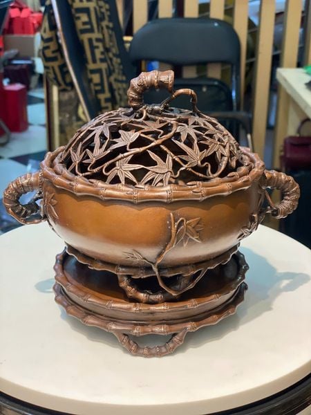 Lư đốt trầm kĩ tinh xảo màu patina ửng đỏ