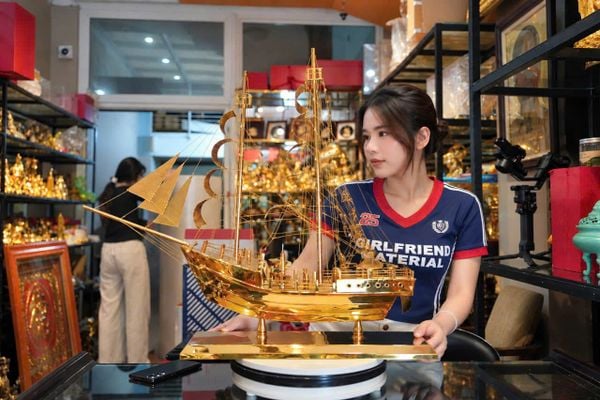 Mô hình thuyền buồm bằng đồng mạ vàng 24k