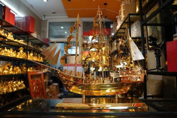 Mô hình thuyền buồm bằng đồng mạ vàng 24k