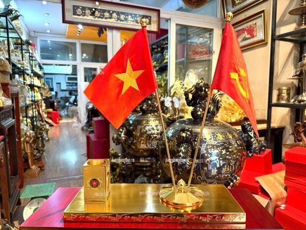 Quà tặng sếp mạ vàng: Ống bút cột cờ bằng đồng mạ vàng 24k