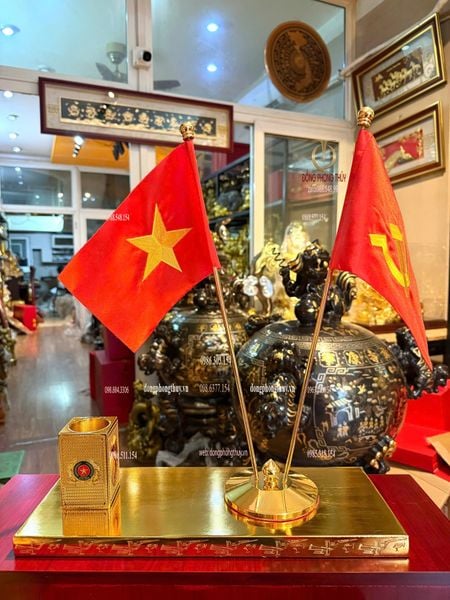 Quà tặng sếp mạ vàng: Ống bút cột cờ bằng đồng mạ vàng 24k