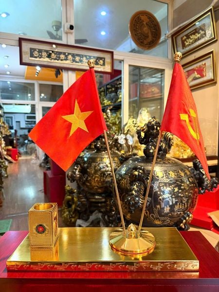Quà tặng sếp mạ vàng: Ống bút cột cờ bằng đồng mạ vàng 24k