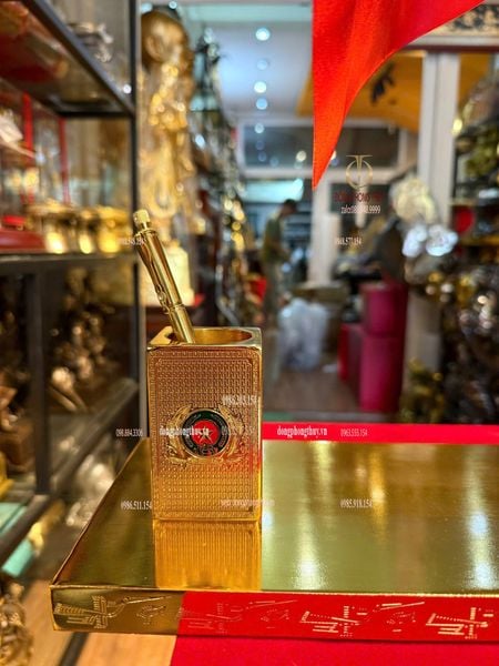 Quà tặng sếp mạ vàng: Ống bút cột cờ bằng đồng mạ vàng 24k