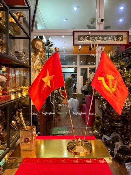 Quà tặng sếp mạ vàng: Ống bút cột cờ bằng đồng mạ vàng 24k