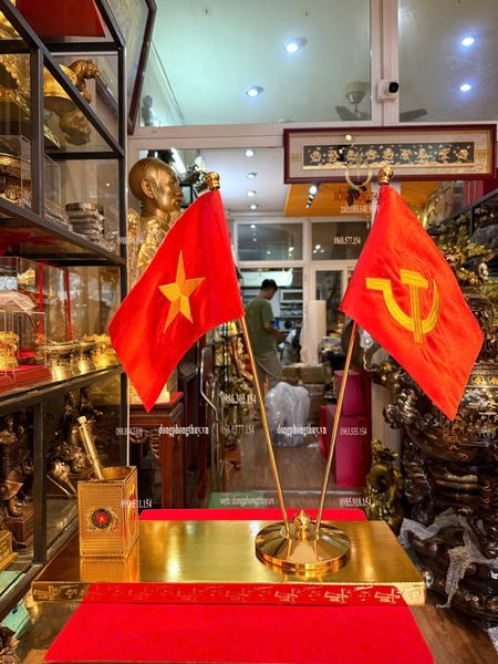 Quà tặng sếp mạ vàng: Ống bút cột cờ bằng đồng mạ vàng 24k