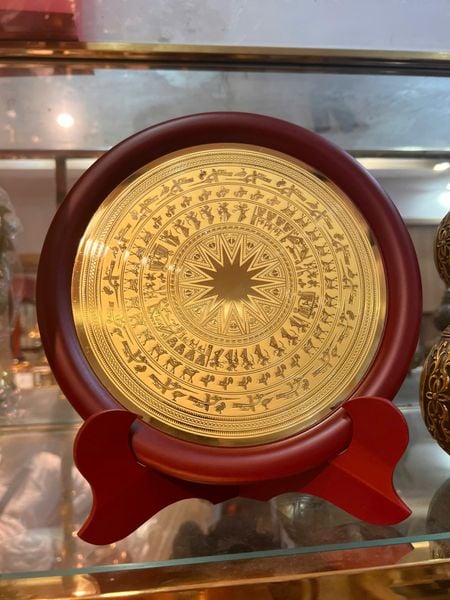 Quà lưu niệm: đĩa trống đồng để bàn