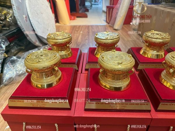 Quà lưu niệm: Trống đồng lưu niệm dát vàng 24k