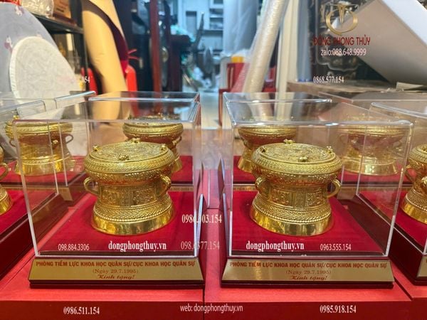 Quà lưu niệm: Trống đồng lưu niệm dát vàng 24k