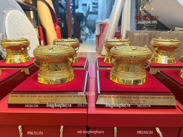 Quà lưu niệm: Trống đồng lưu niệm dát vàng 24k