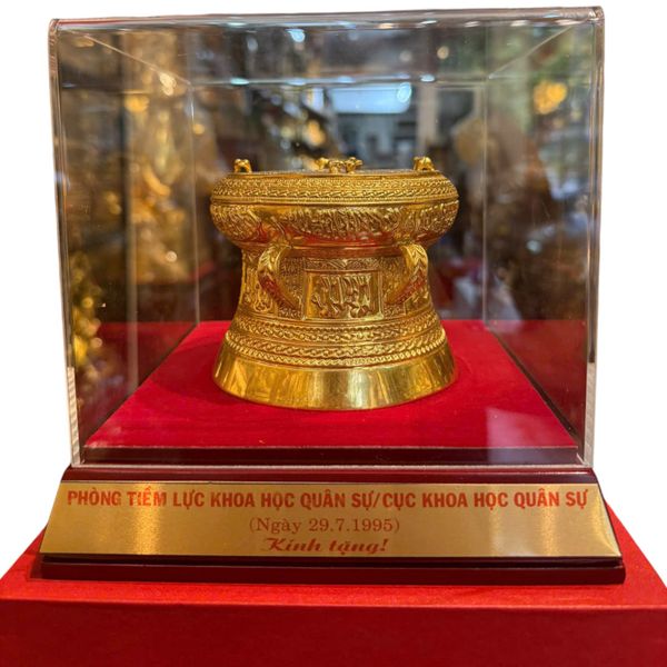 Quà lưu niệm: Trống đồng lưu niệm dát vàng 24k