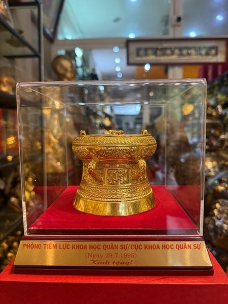 Quà lưu niệm: Trống đồng lưu niệm dát vàng 24k