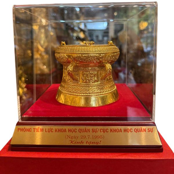 Quà lưu niệm: Trống đồng lưu niệm dát vàng 24k