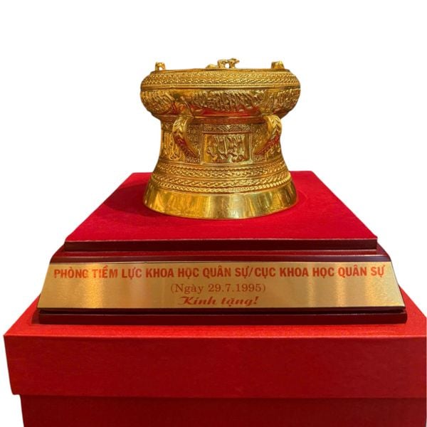 Quà lưu niệm: Trống đồng lưu niệm dát vàng 24k