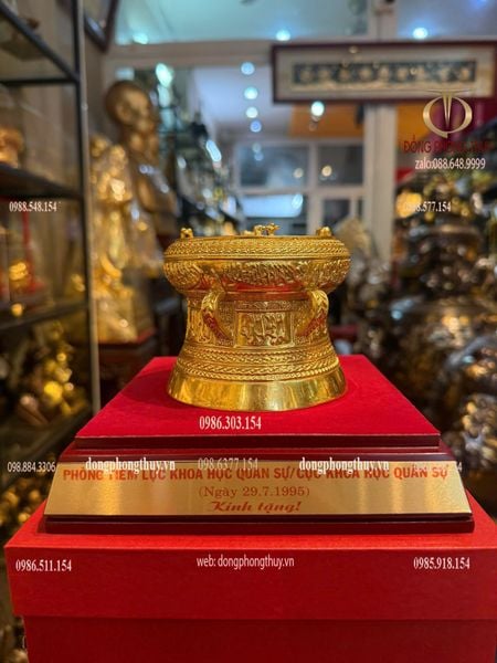 Quà lưu niệm: Trống đồng lưu niệm dát vàng 24k