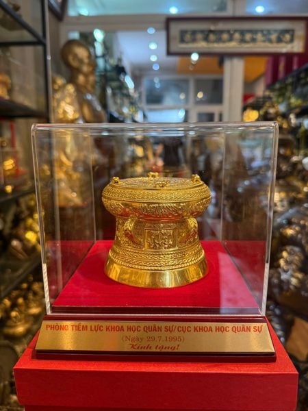 Quà lưu niệm: Trống đồng lưu niệm dát vàng 24k