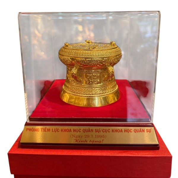 Quà lưu niệm: Trống đồng lưu niệm dát vàng 24k
